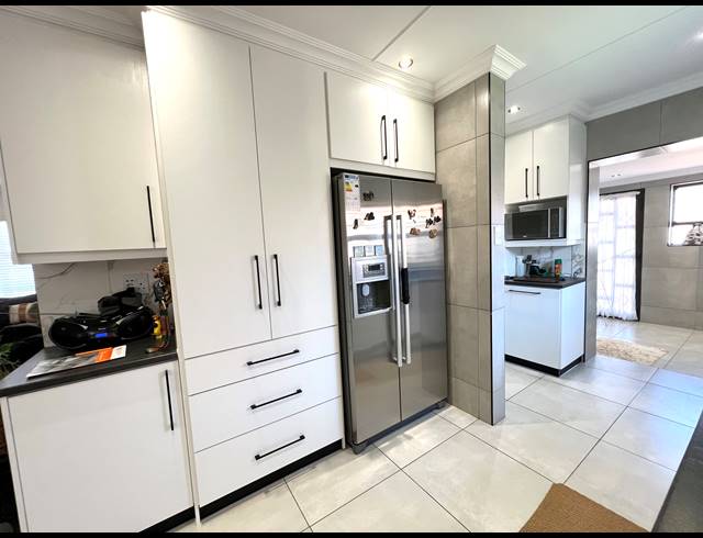 3 BEDROOM TOWNHOUSE FOR SALE IN JEFFREYS BAY CENTRAL